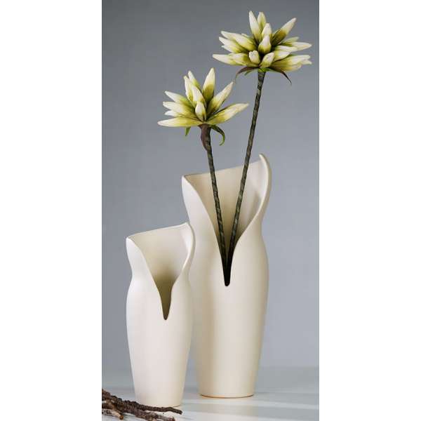 Vase "Femme" Keramik,matt creme D:11cm H29cm (links im Bild) von Casablanca